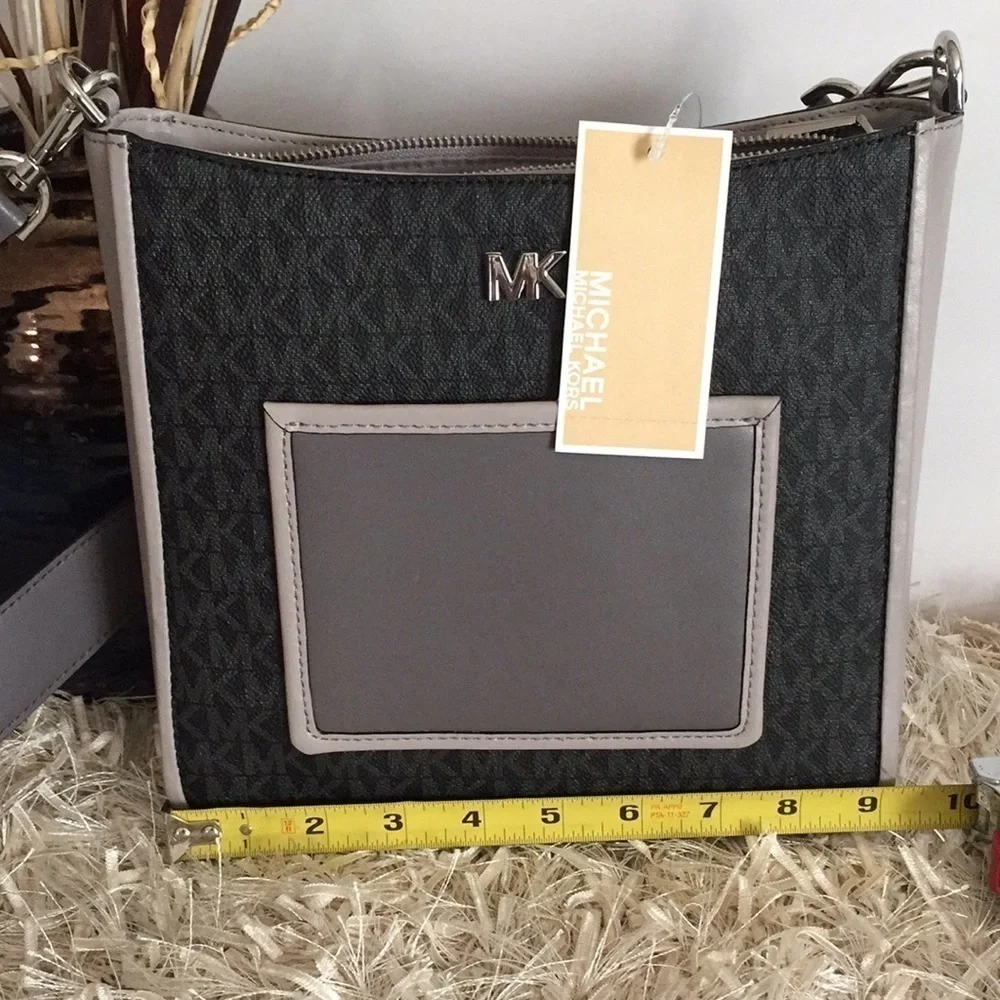 Michael Kors Gloria Pocket Swing Pack Crossbody